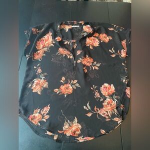 Woman’s flowered short sleeve Size small